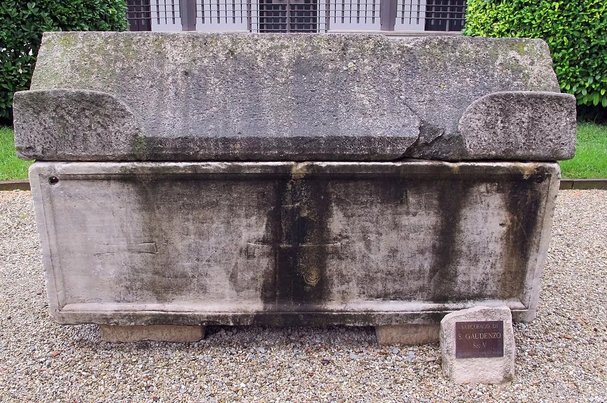 Tempio_malatestiano_ri_corte_della_diocesi_sarcofago_di_san_gaudenzio_02-jpg.jpg